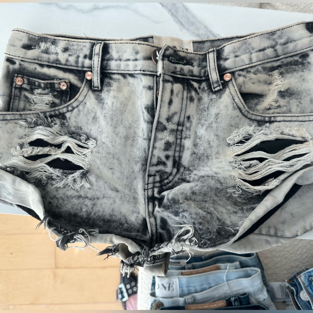 One Teaspoon Bandits Denim Jean Shorts
Size 27
Black acid wash w leather